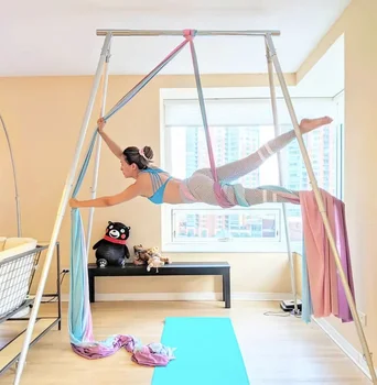 Портативная складная подставка для йоги на открытом воздухе устойчива, долговечна и может регулировать высоту качелей для йоги. Шелковая накидка для йоги в помещении.