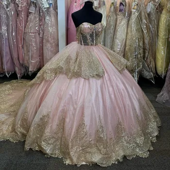 Розовые блестящие пышные платья с открытыми плечами 2023, бальное платье принцессы Sweet 15, расшитое золотыми кружевными аппликациями, расшитое блестками, для вечеринок.